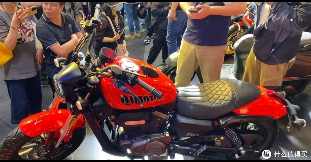 全球首款市售AMT自动挡摩托车QJMOTOR AMT闪300，售价23999元！